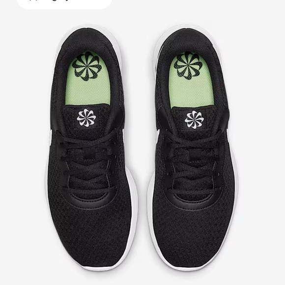 Nike Tanjun Women’s Sneaker. Size 9 Excellent condition Black/ White - Picture 5 of 11